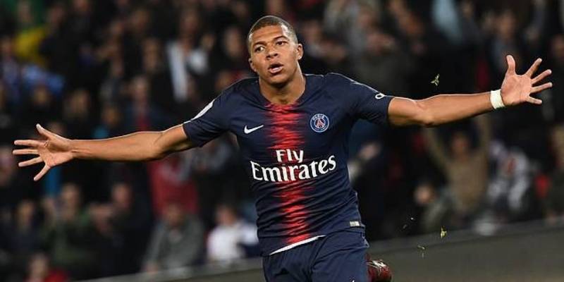 Mbappe-cu-poker-la-gi